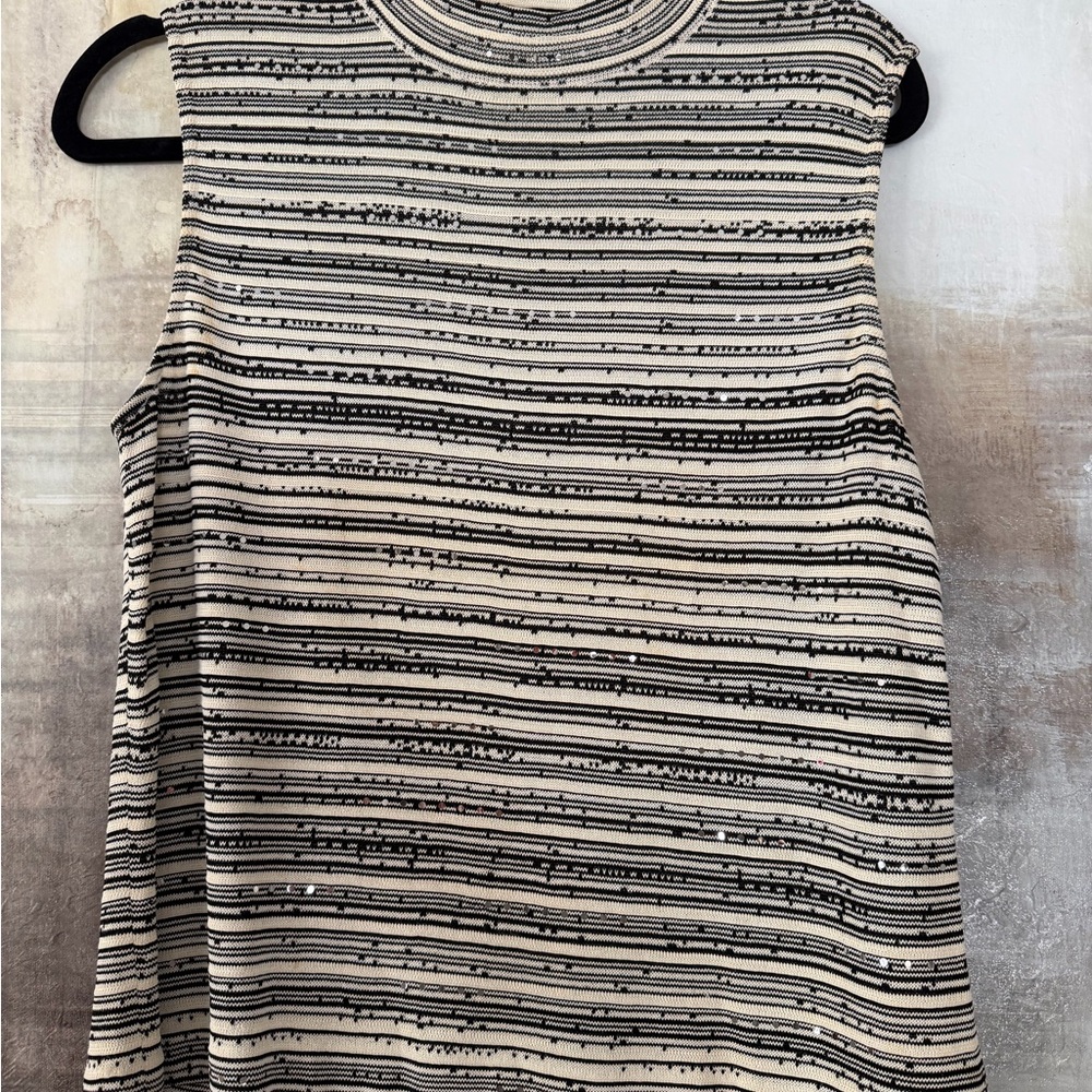 St. John woman’s sleeveless top Sz M